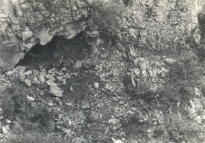 In de omgeving van deze kleine grot werden de Palestijnse lichamen aangetroffen. 